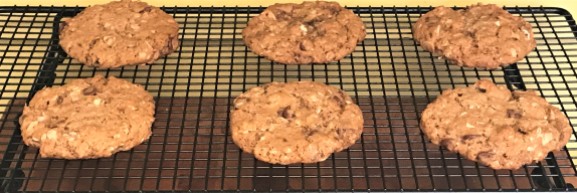 BAKED COOKIES ON THE COOLING RACK